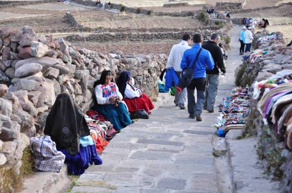 Caminhando no santuário Pachamama, no ilha Amantani, no lago Titicaca, no Peru